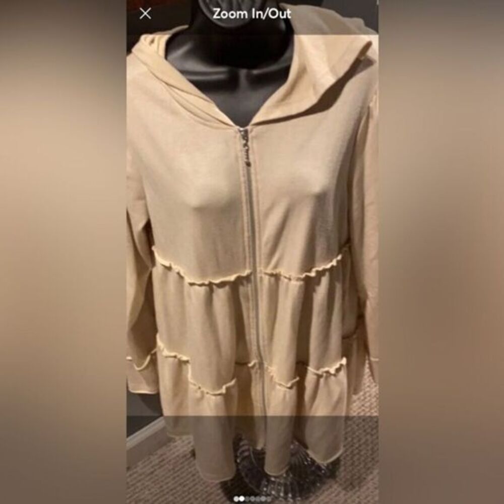 - American rag size small zip up top with hood‎